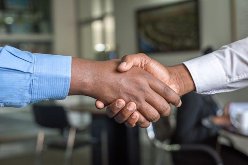 2 hands shake hands